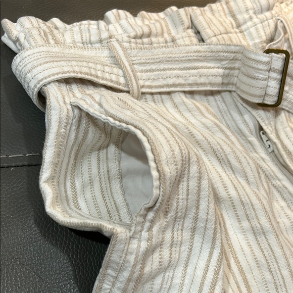Banana Republic Striped Tan Women's Pleated Belted Shorts, size 4. - Picture 5 of 7